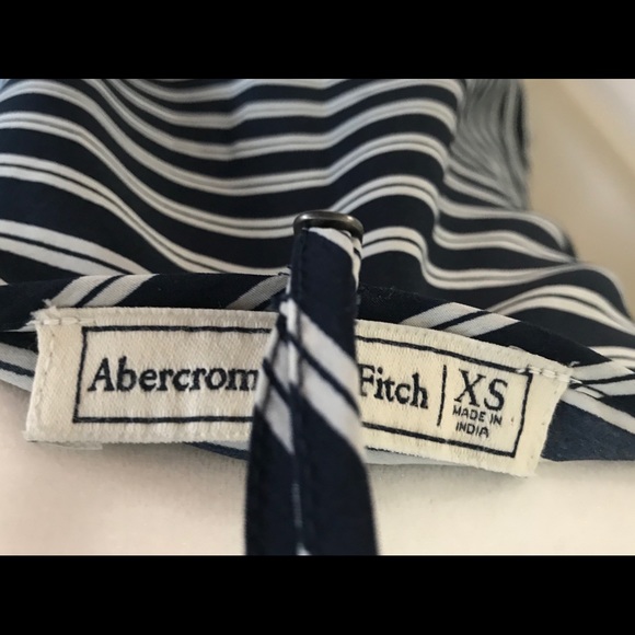 A&F Adorable Ruffle Top - Picture 3 of 3